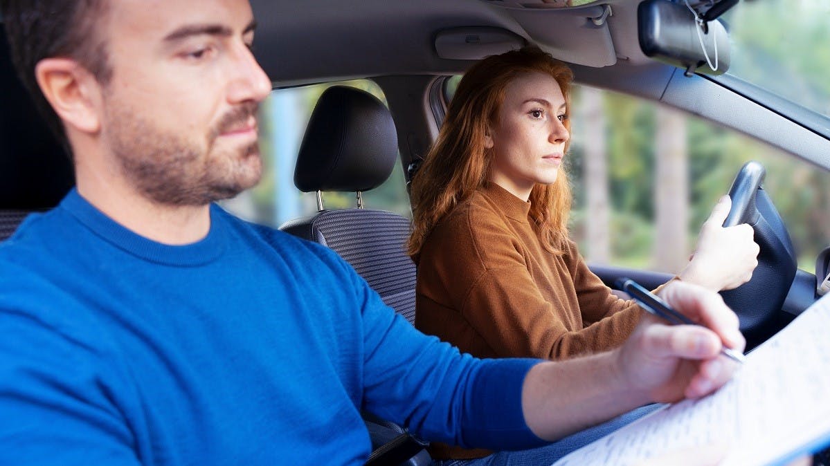 Candidat passant l'examen pratique du permis de conduire