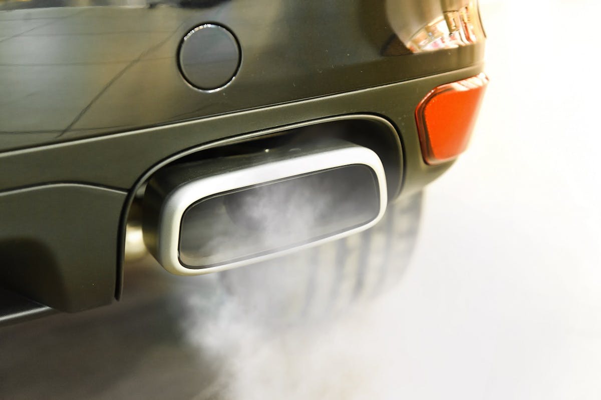 Voiture polluant via son pot echappement