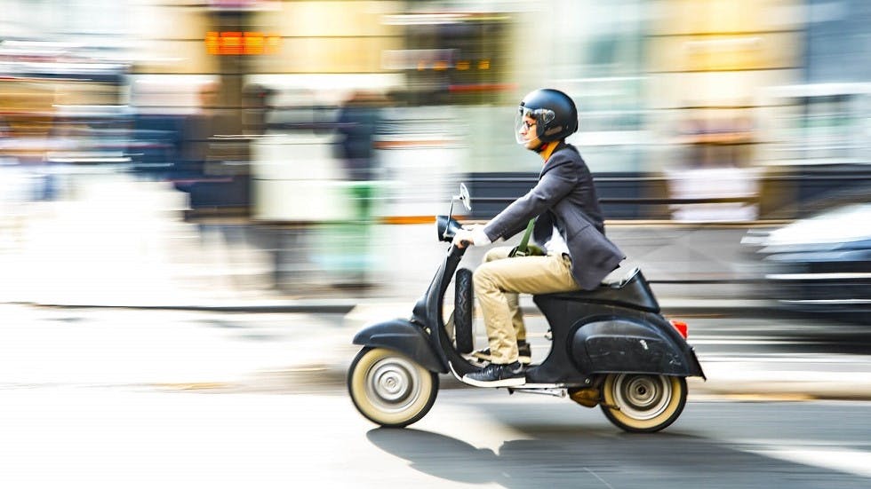 Usager circulant rapidement en scooter