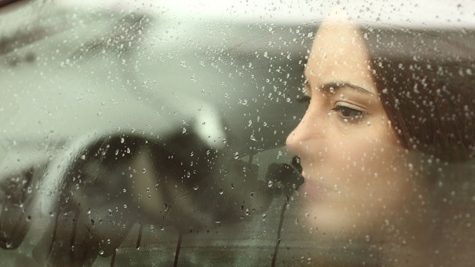 Conductrice stressee derriere la fenetre de sa voiture