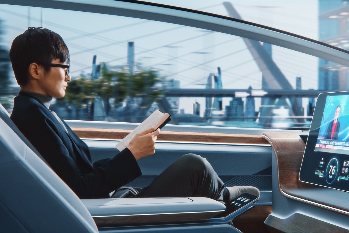 Usager dans un taxi autonome
