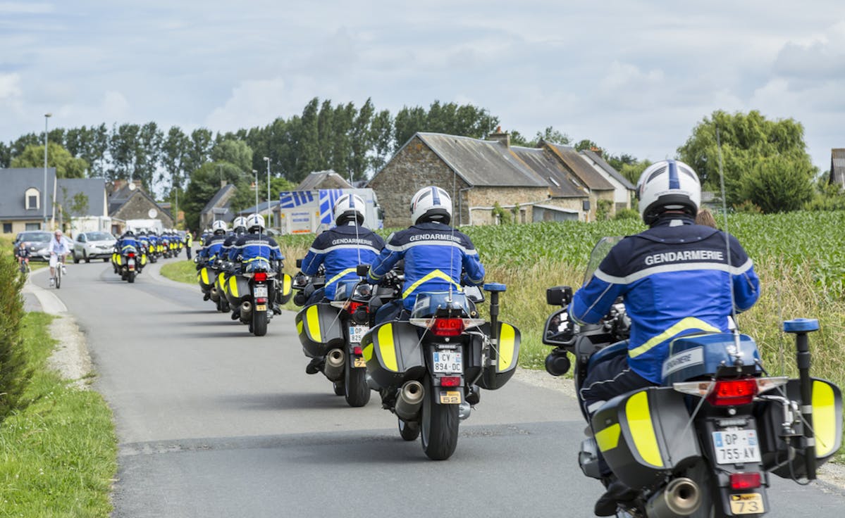 Escadron de gendarmes à moto