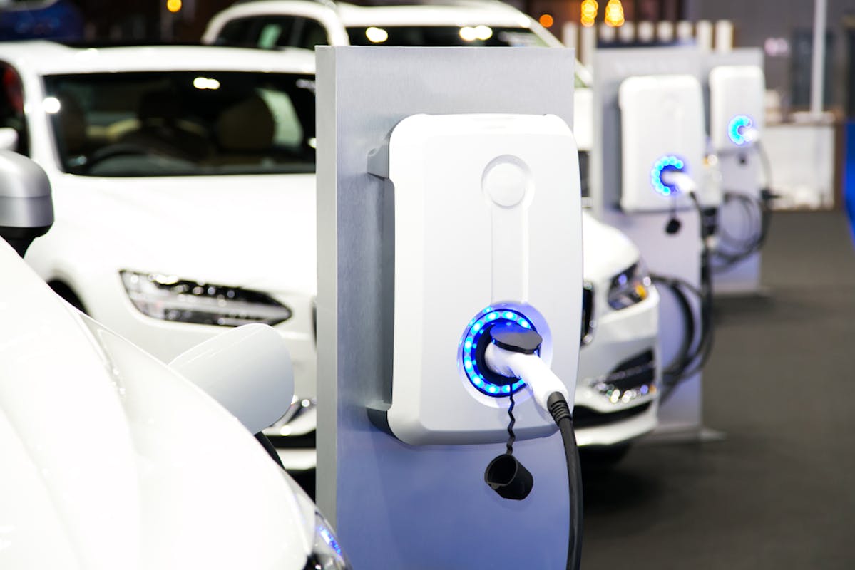 Véhicule électrique en train de charger