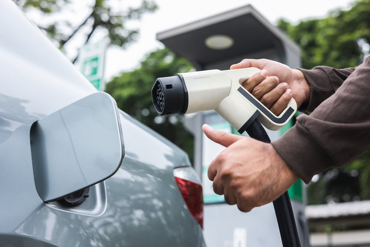 Usager branchant sa voiture electrique