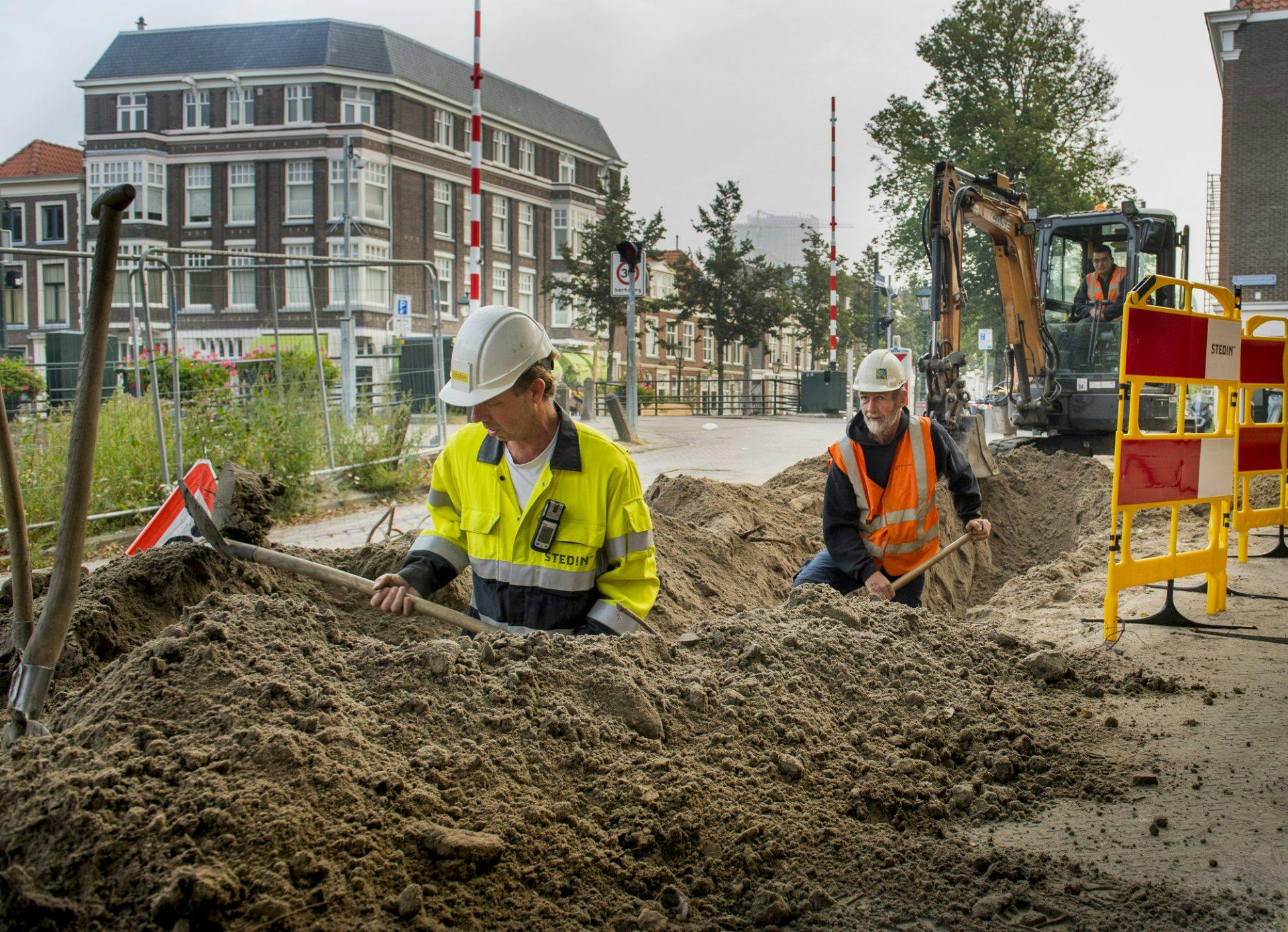 Afbeelding van werklui die een gasleiding verwijderen