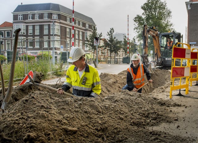 Picture of workers removing gas pipelines 