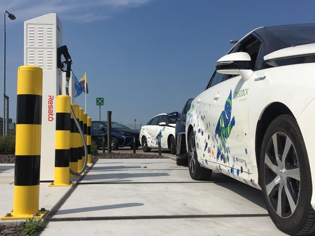 Waterstofauto bij tankinstallatie EnergyStock