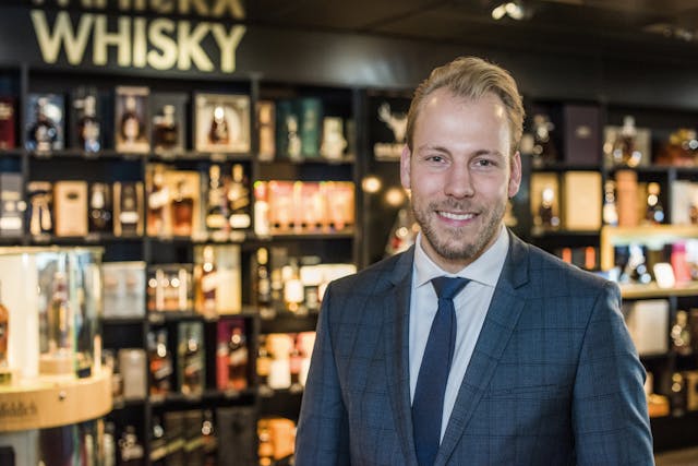 Portrait Simon Asmus, Managing Director Schiphol Airport Retail