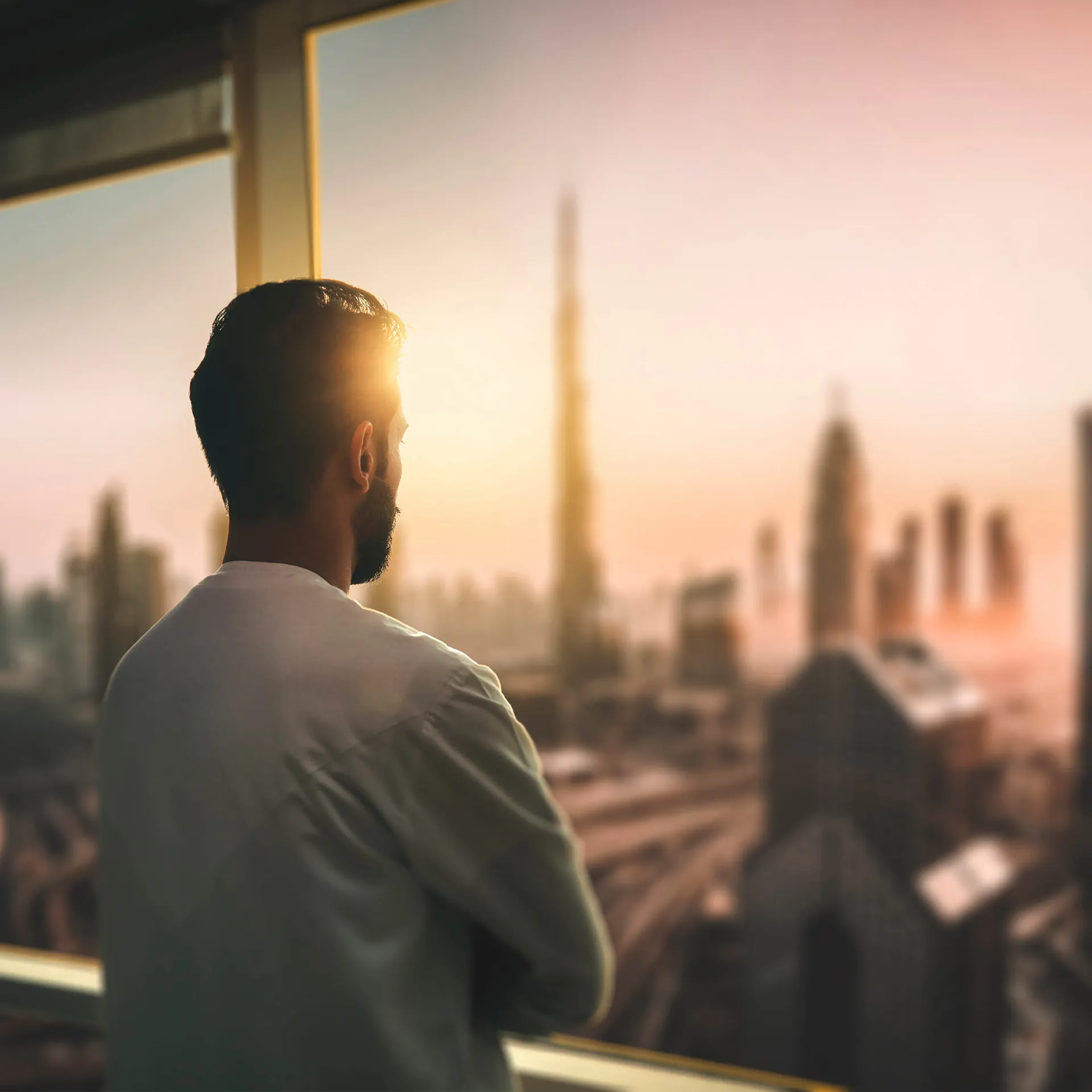 Man kijkt uit het raam... symboliseert langetermijnplanning