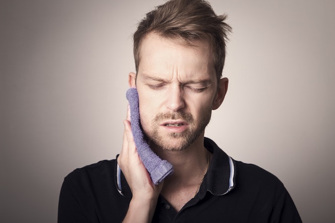 Homme ayant des douleurs à la mâchoire à cause d'une occlusion en bout-à-bout 