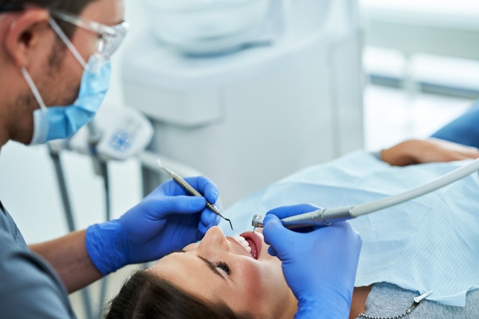 Orthodontiste effectuant une intervention pré-orthodontique sur une patiente