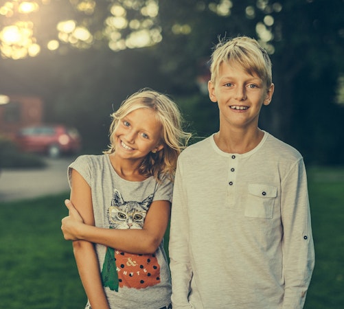 Jeunes frères et sœurs souriants