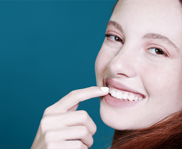 Jeune femme souriant à pleines dents