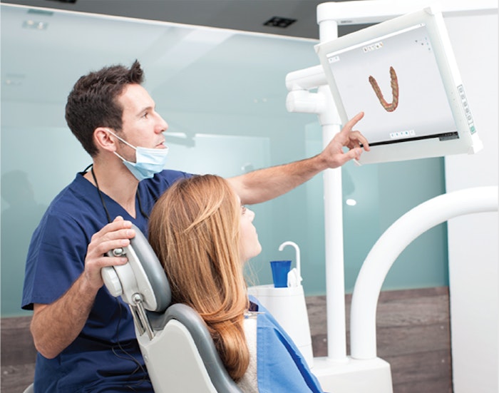 Praticien et sa patiente en train d'observer le Scan 3D de cette dernière