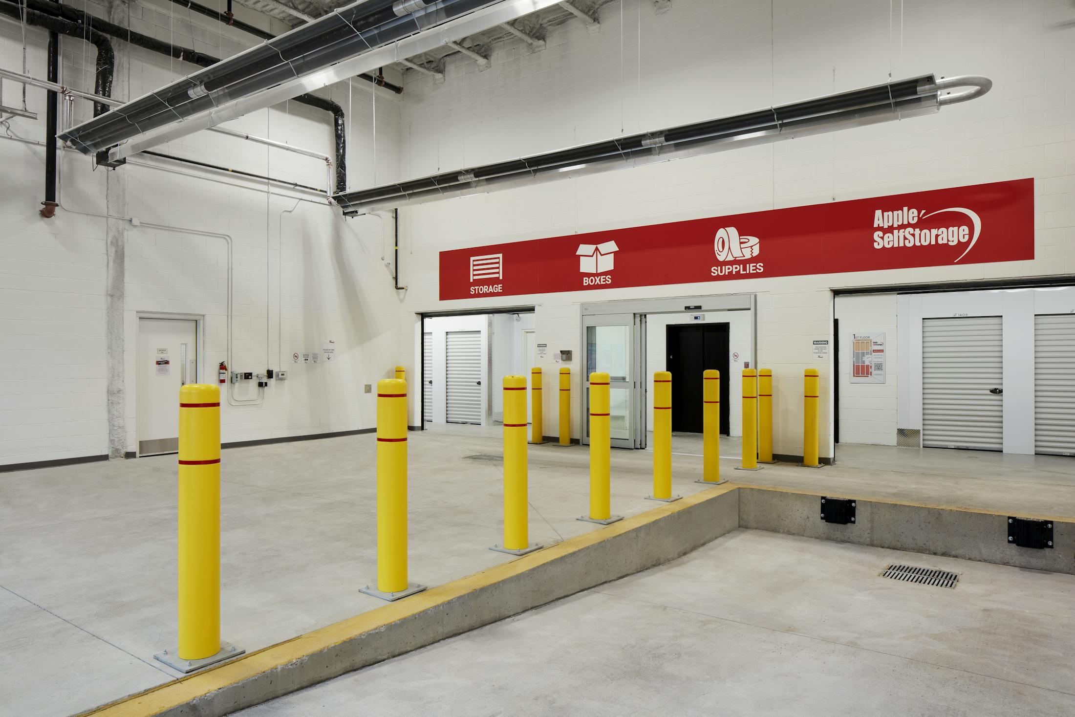 Loading area with 3 bays, equipped with automatic sliding doors and commercial loading dock.