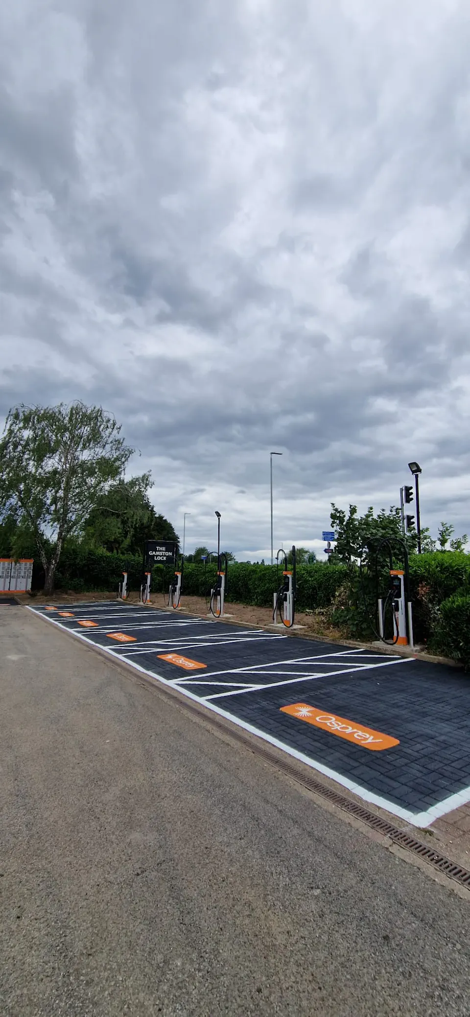 6 high powered chargers in a row with hatched areas in between bays