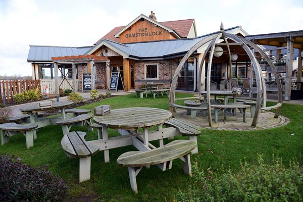 Picnic tables lcoated in front of The Gamston Lock pub and restaurant.