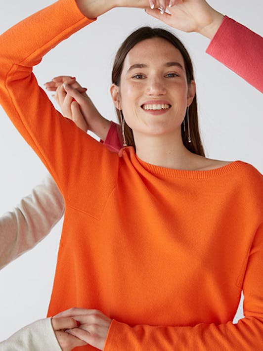 Model mit Strick