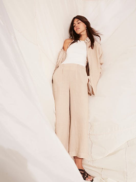 Model in Leinen