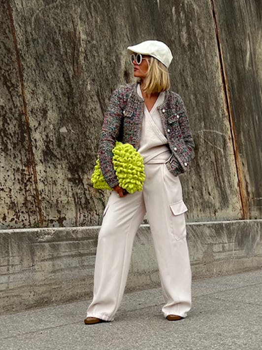 Ela in Chaneljacke und Cargohose von Oui