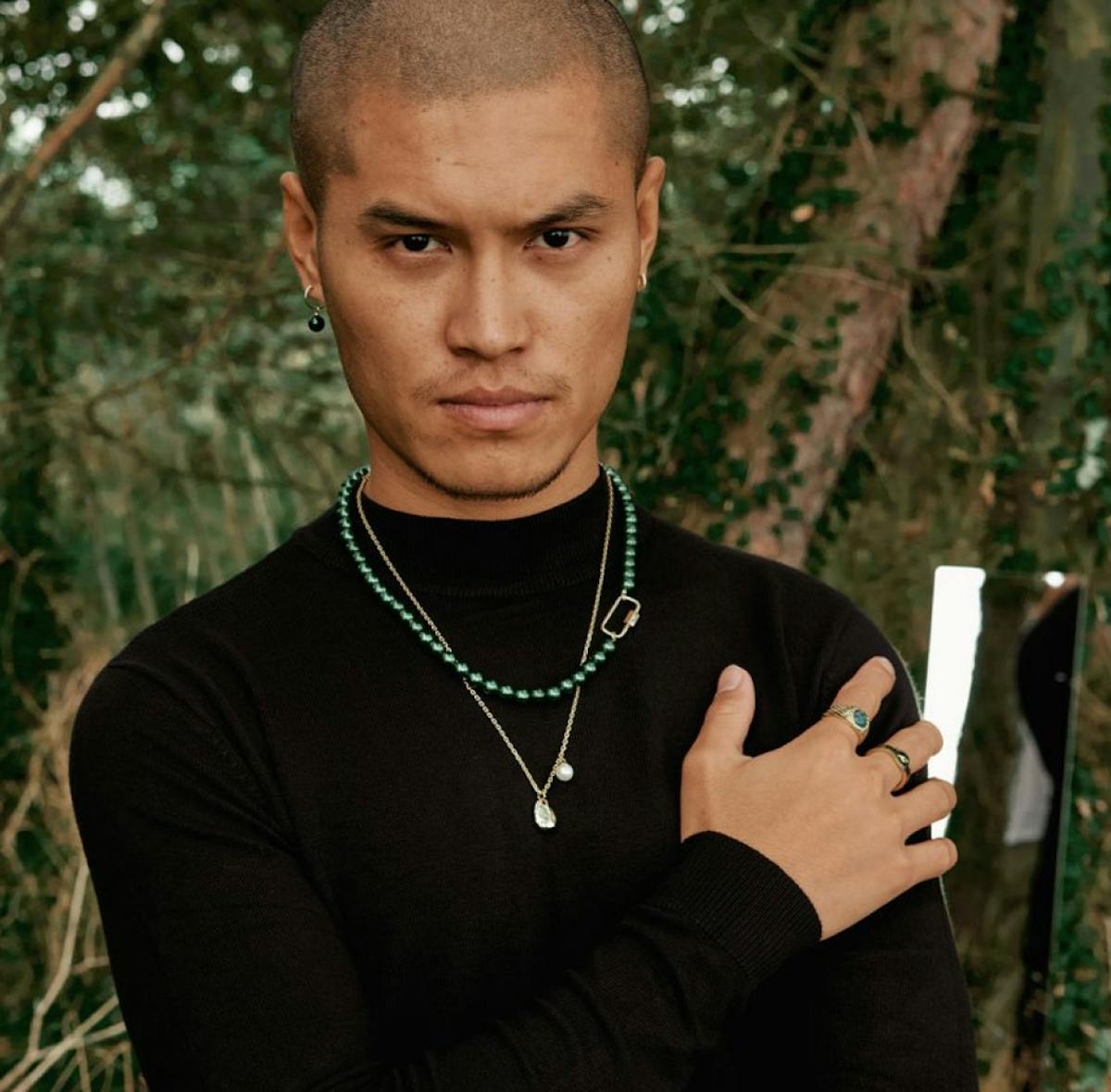 Een mannelijk model dat sieraden van Serge DeNimes draagt