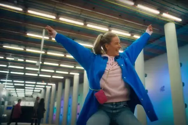 Blije reiziger in een station