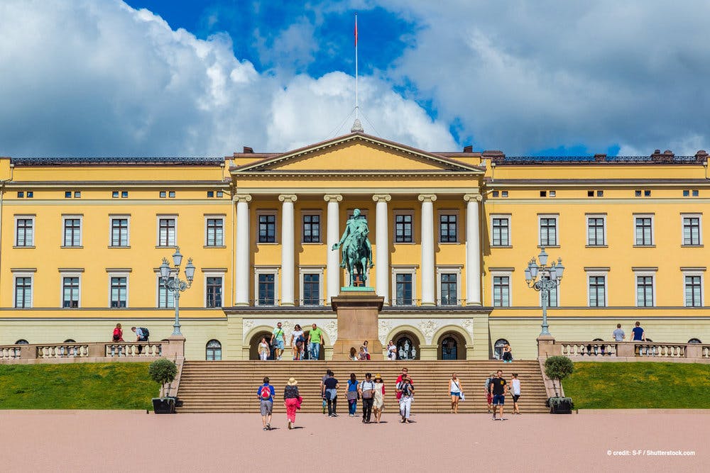Det kongelige slottet i Norge med statue foran