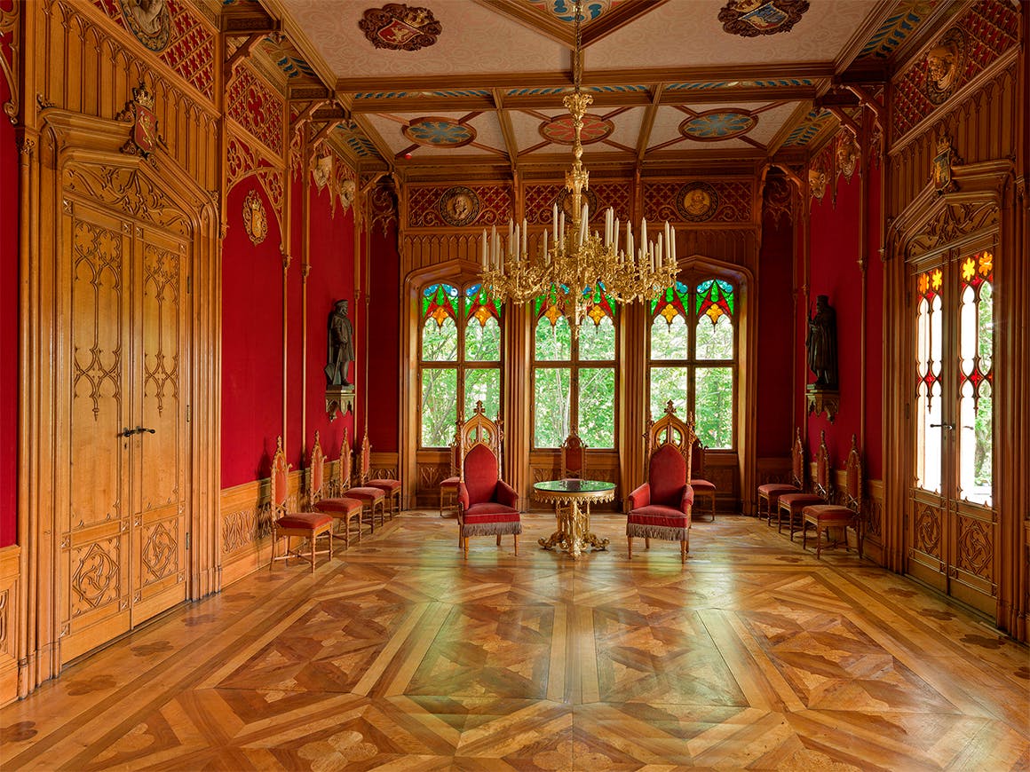 Salong i Oscarshall slott, med lysekrone og røde stoler