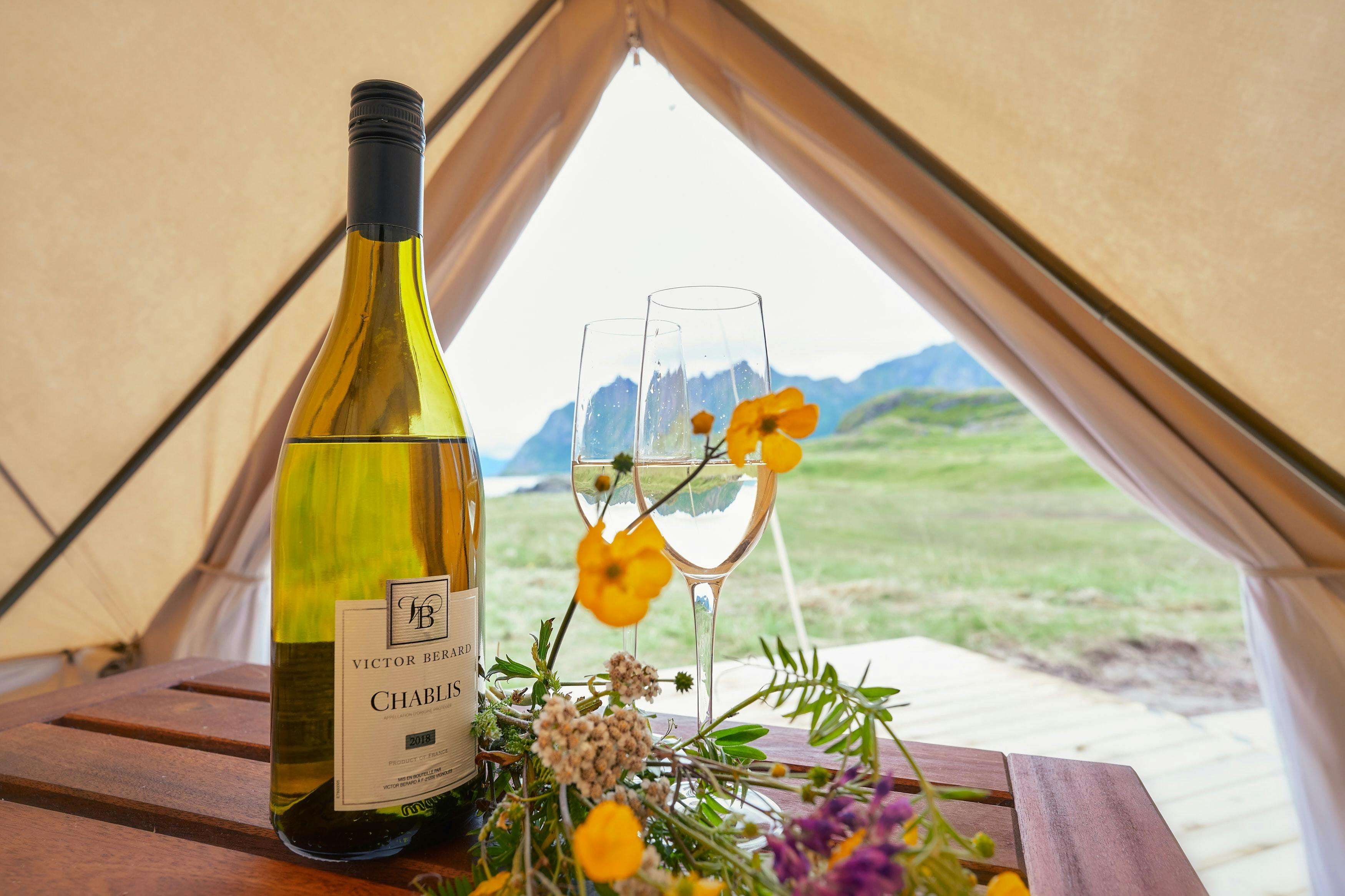 Vin og glas i et telt