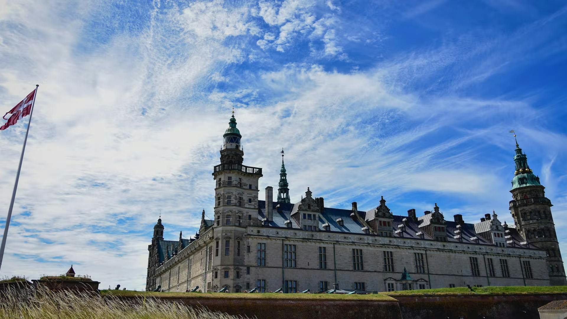 Kronborg Slot med blå himmel i bakgrunnen