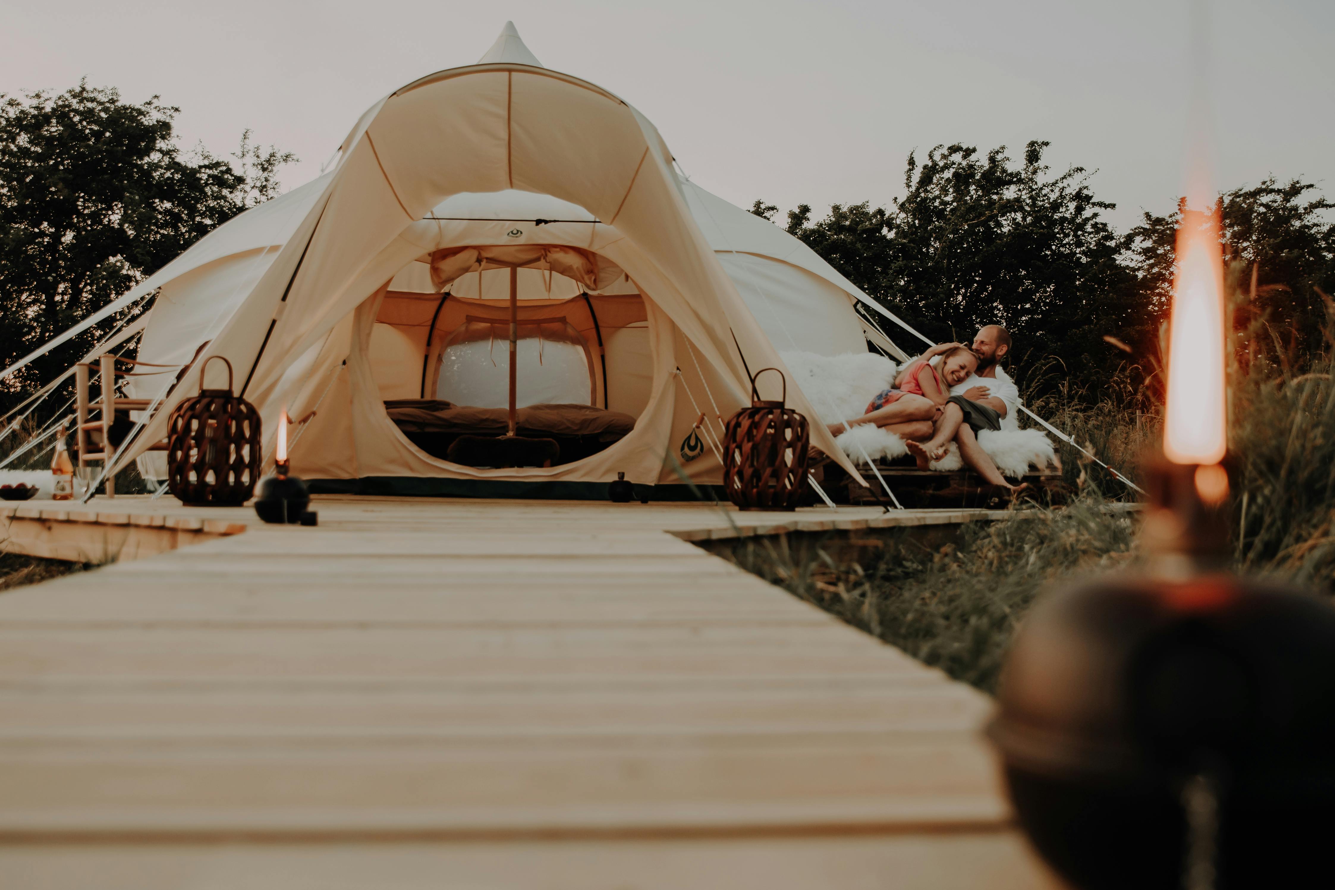 Par i romantisk glamping telt