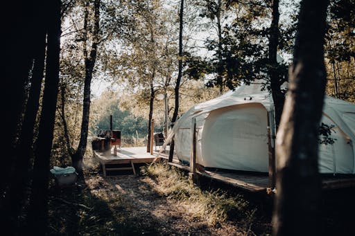 Glamping i jurt ute i skogen