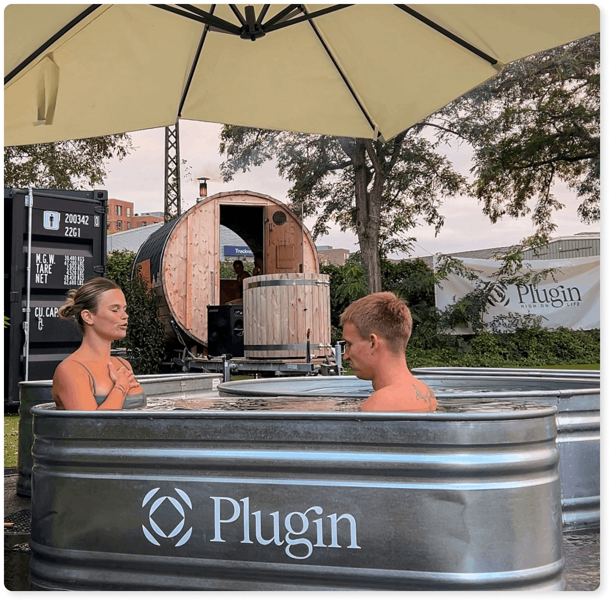 Saunagus og koldt vand hos Plugin i København. Hjalte Emilio Wieth og Julie Emilia Wieth