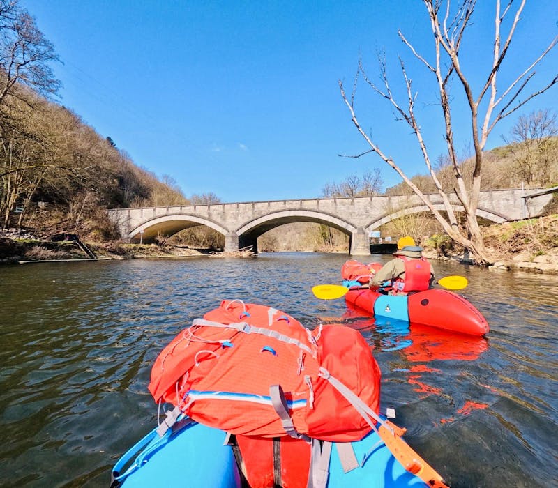 Ontdek de rivier de Lesse met een packraft avontuur in Dinant