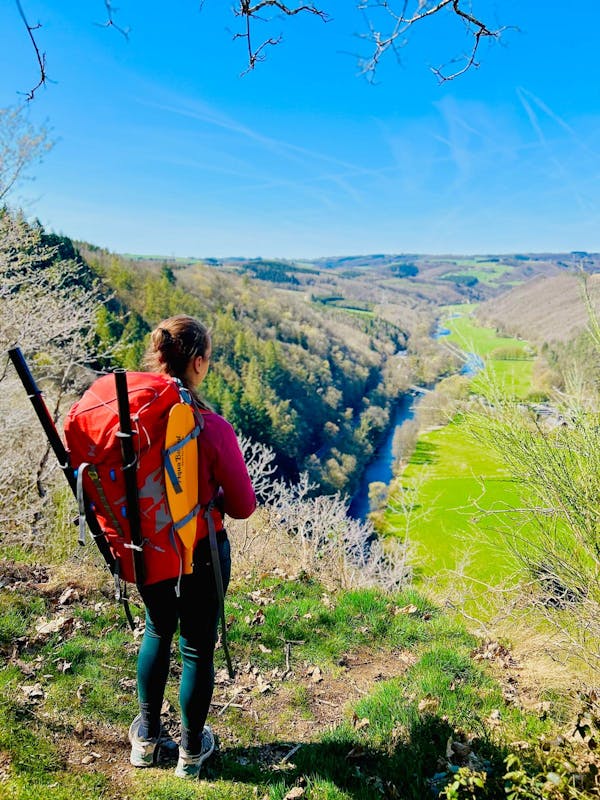 Wandel langs de oevers van de Ourthe in de groene bossen van de Ardennen