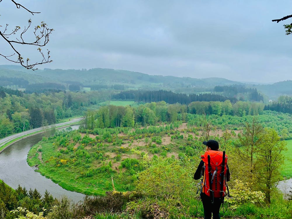 Avonturiers verkennen de natuur met een packraft op een schilderachtige rivier