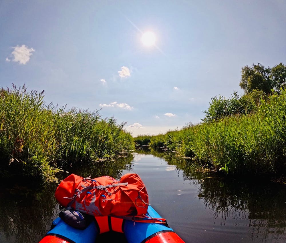 Avonturiers verkennen de natuur met een packraft op een schilderachtige rivier