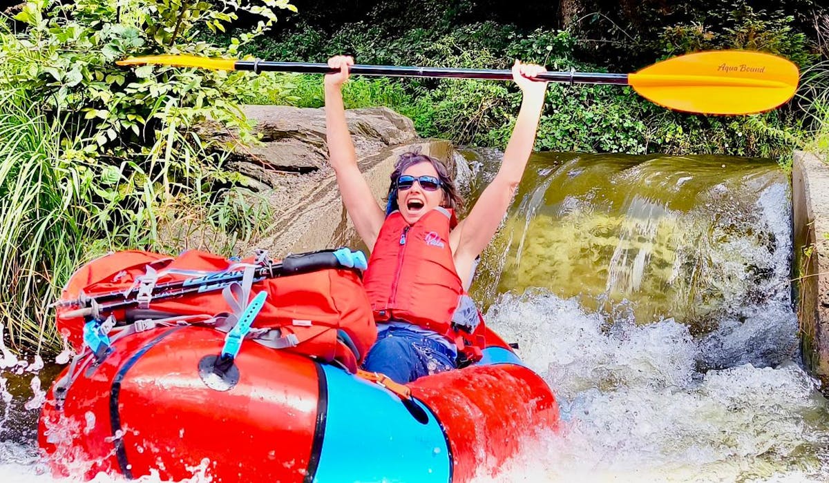 Plezier tijdens de packraft trip de semois