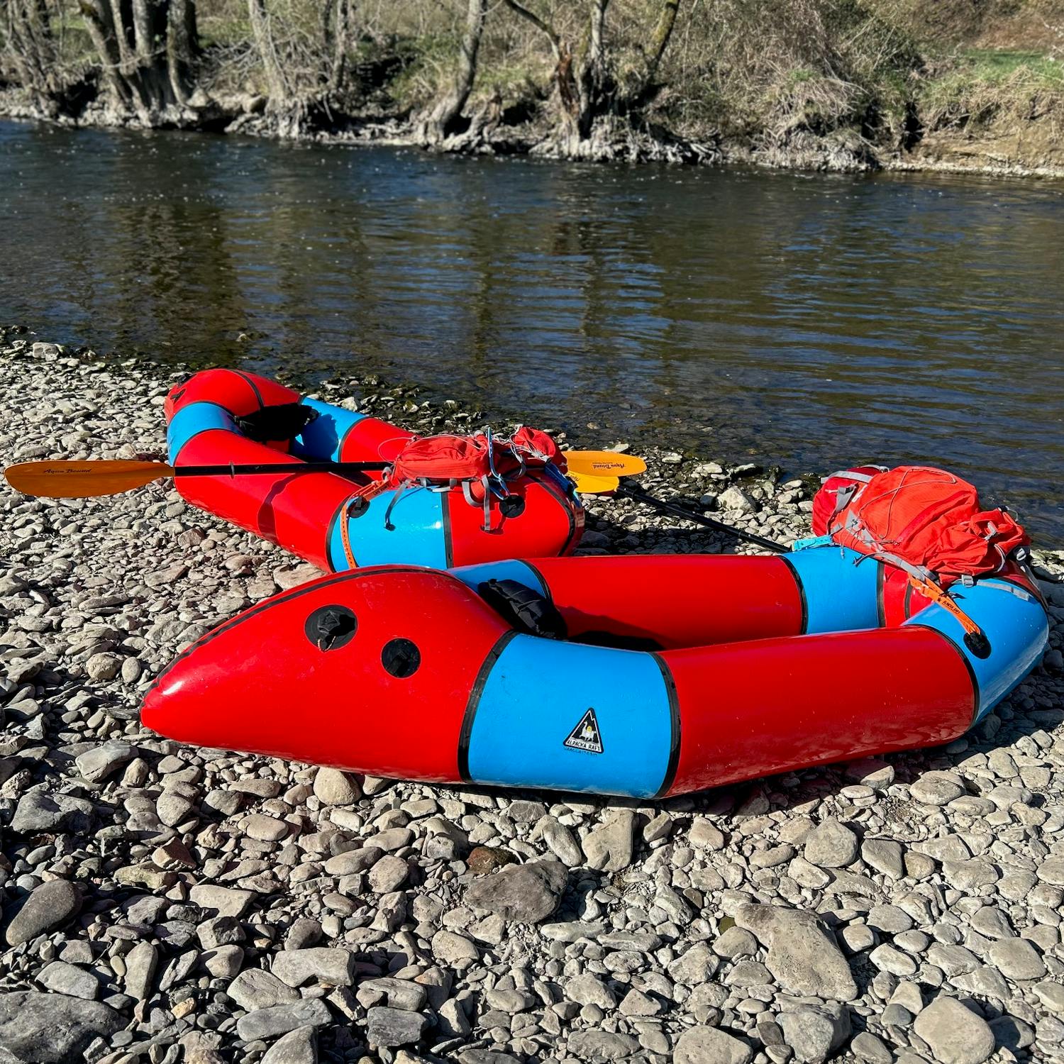 packrafts op de waterkant