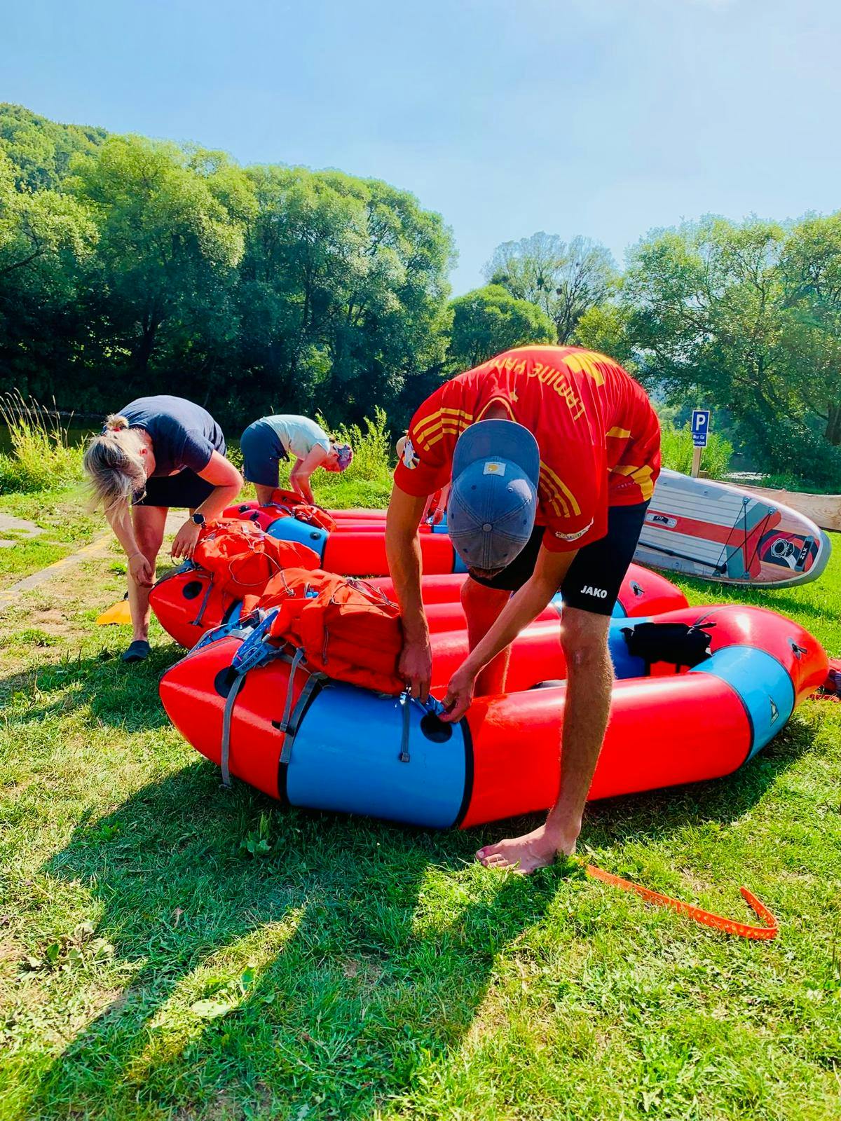 packrafts klaar maken voor vertrek