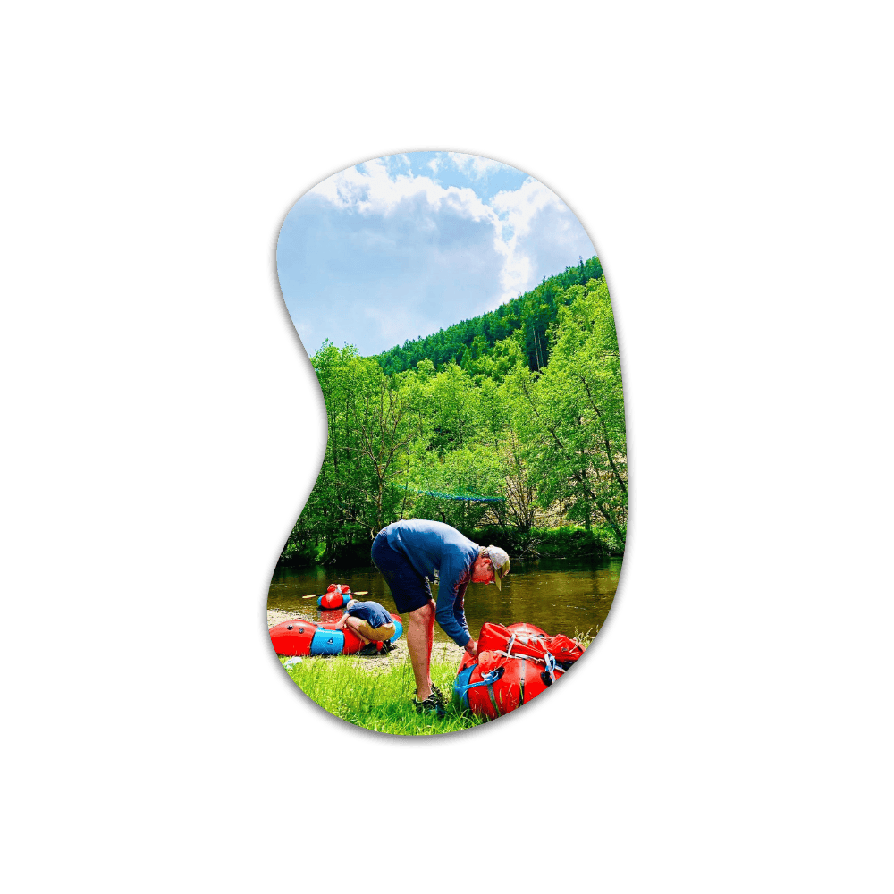 Packraft avontuur op de rivier de Ourthe bij La Roche-en-Ardenne, peddelen door de groene Ardennen