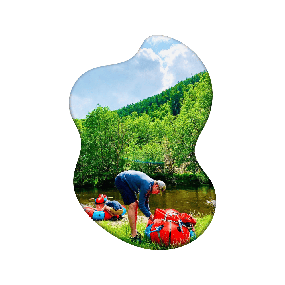 Packraft-Abenteuer auf der Ourthe bei La Roche-en-Ardenne, Paddeln durch die grünen Ardennen