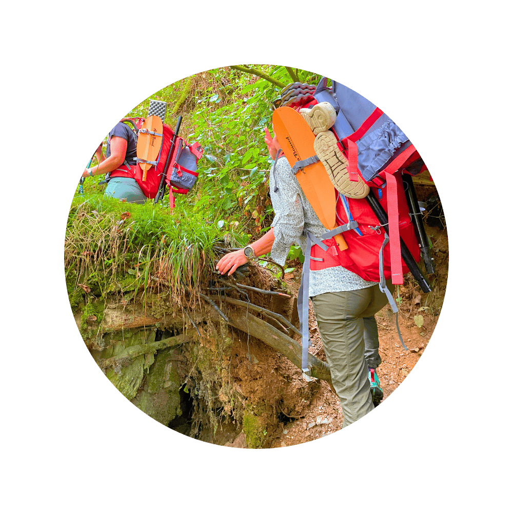 De derde dag is de meest uitdagende. Stevige klimmetjes door ruige bossen en smalle paden langs de rivier worden beloond met adembenemende uitzichten over de meanders van de Semois. 