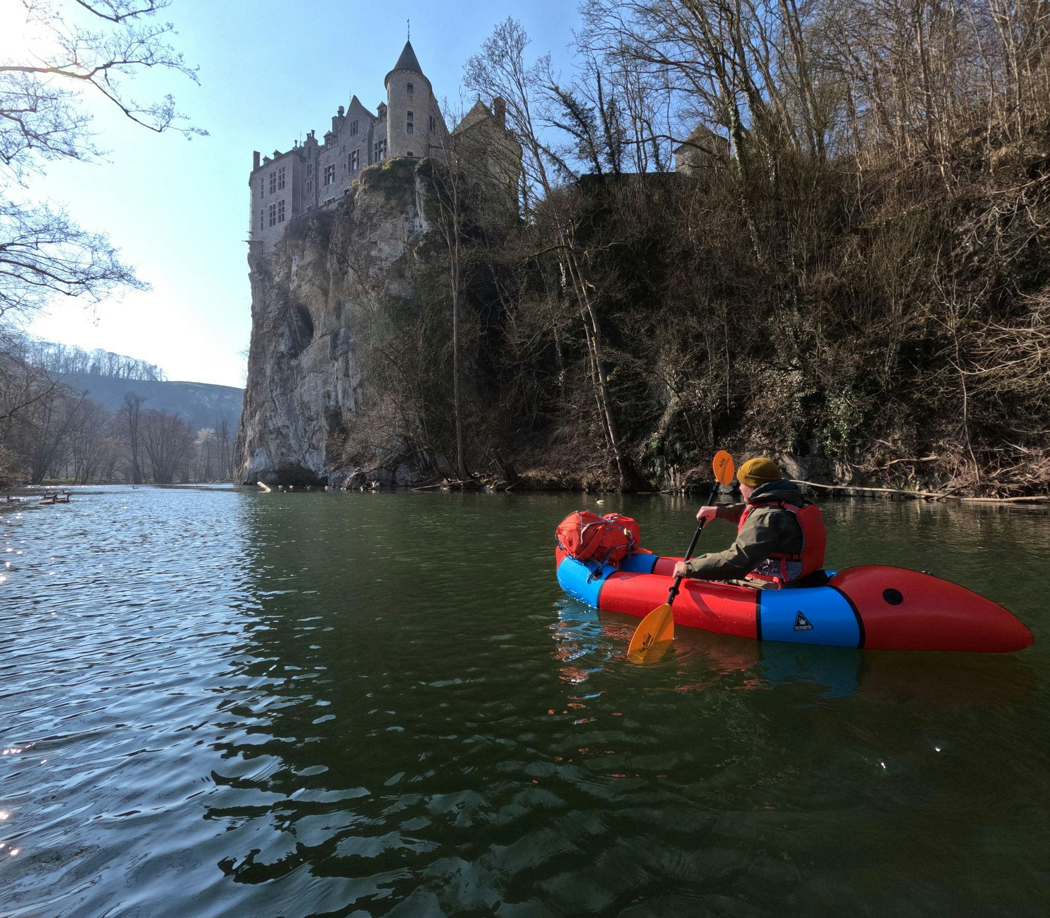 Packraft avontuur op de rivier de Lesse bij Dinant, peddelen door de Belgische Ardennen