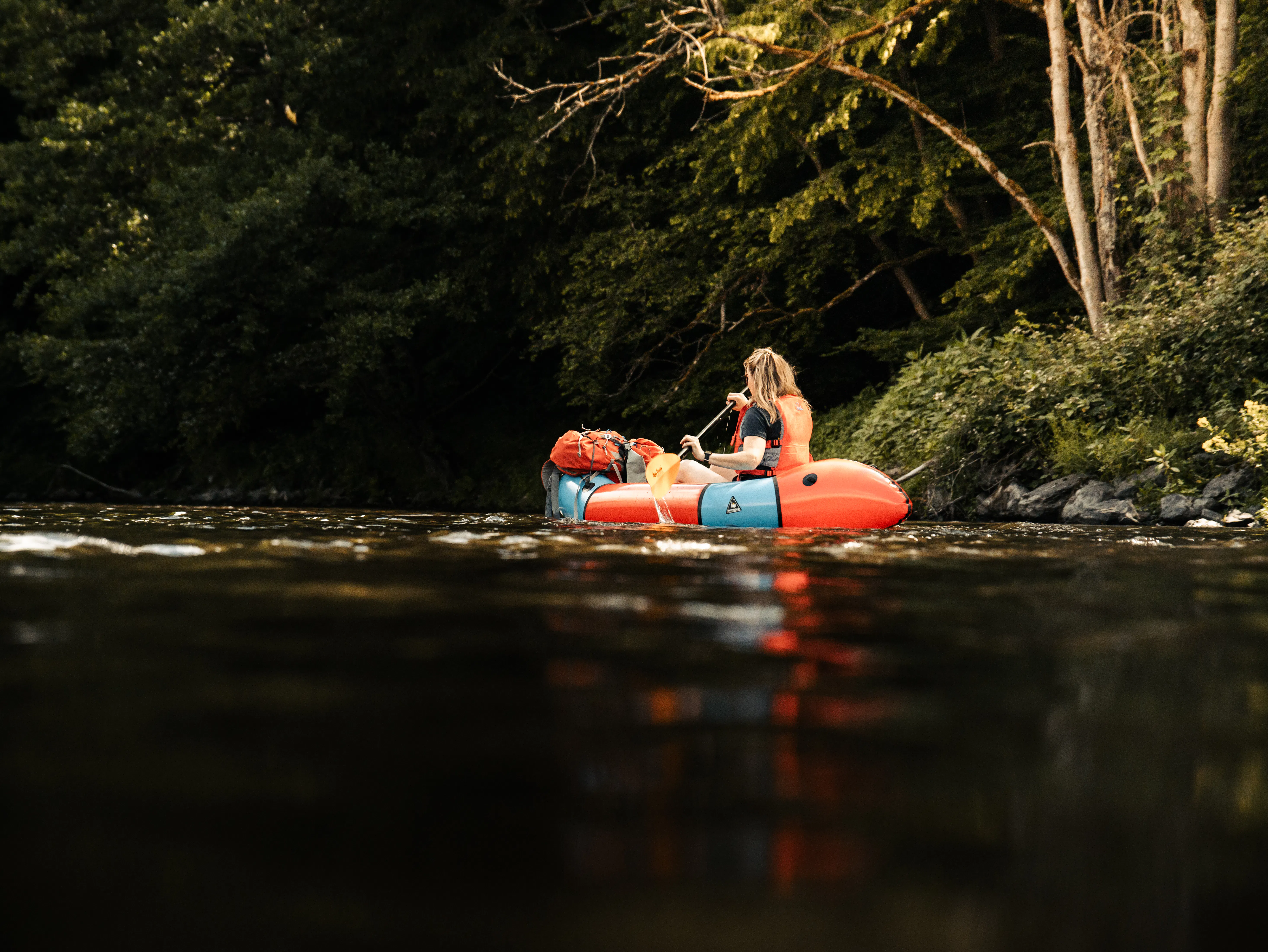 Packraften door de wilde wateren van de Ourthe in de Belgische Ardennen