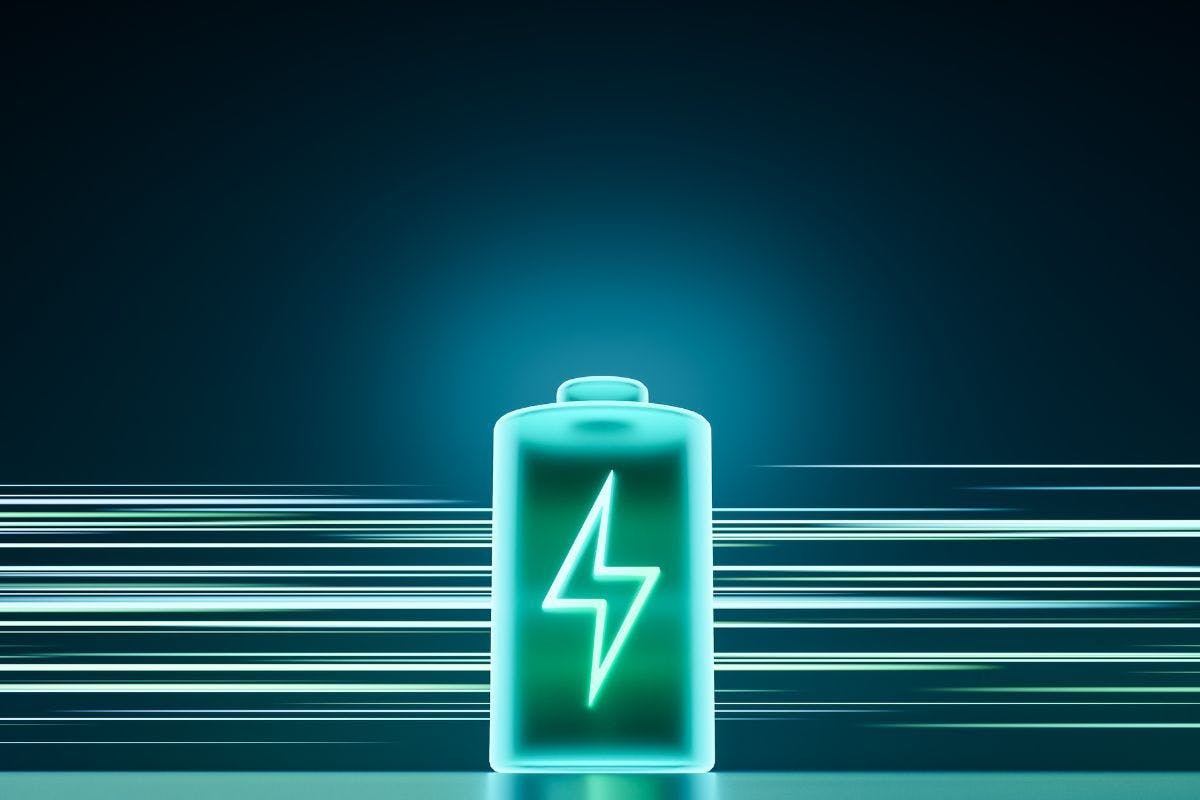 A glowing battery with a lighting bolt symbol in front of a blue background.