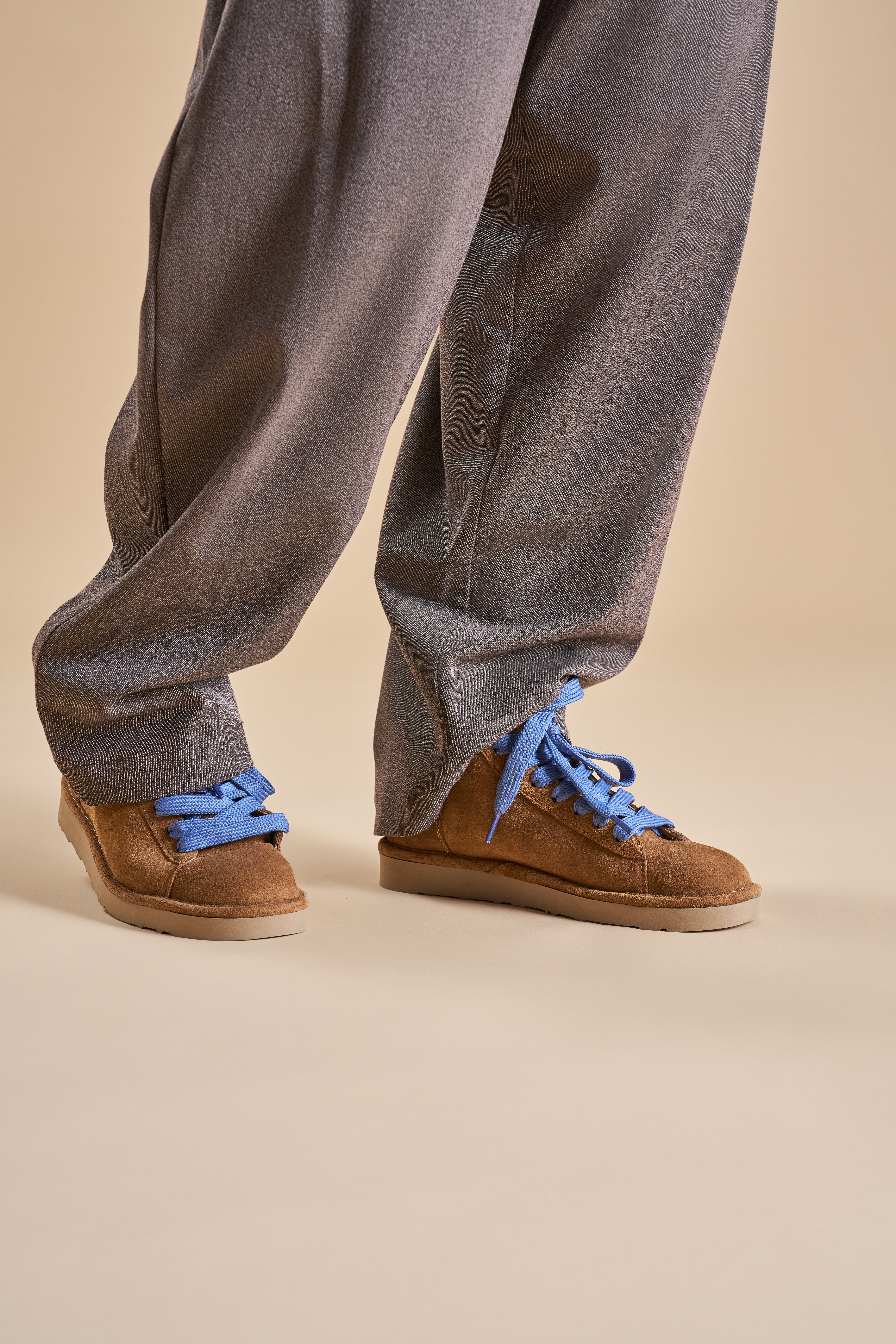 Close-up dei polacchini Panchic in suede color cognac con lacci azzurri.