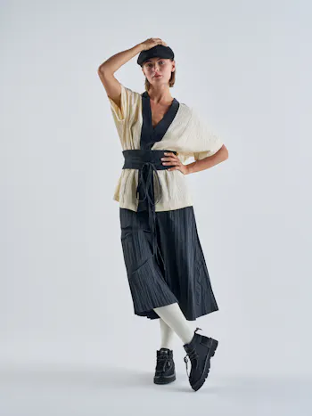 Scatto a figura intera di una modella. Look di ispirazione giapponese, ai piedi indossa un paio di polacchini P009 in cavallino nero.