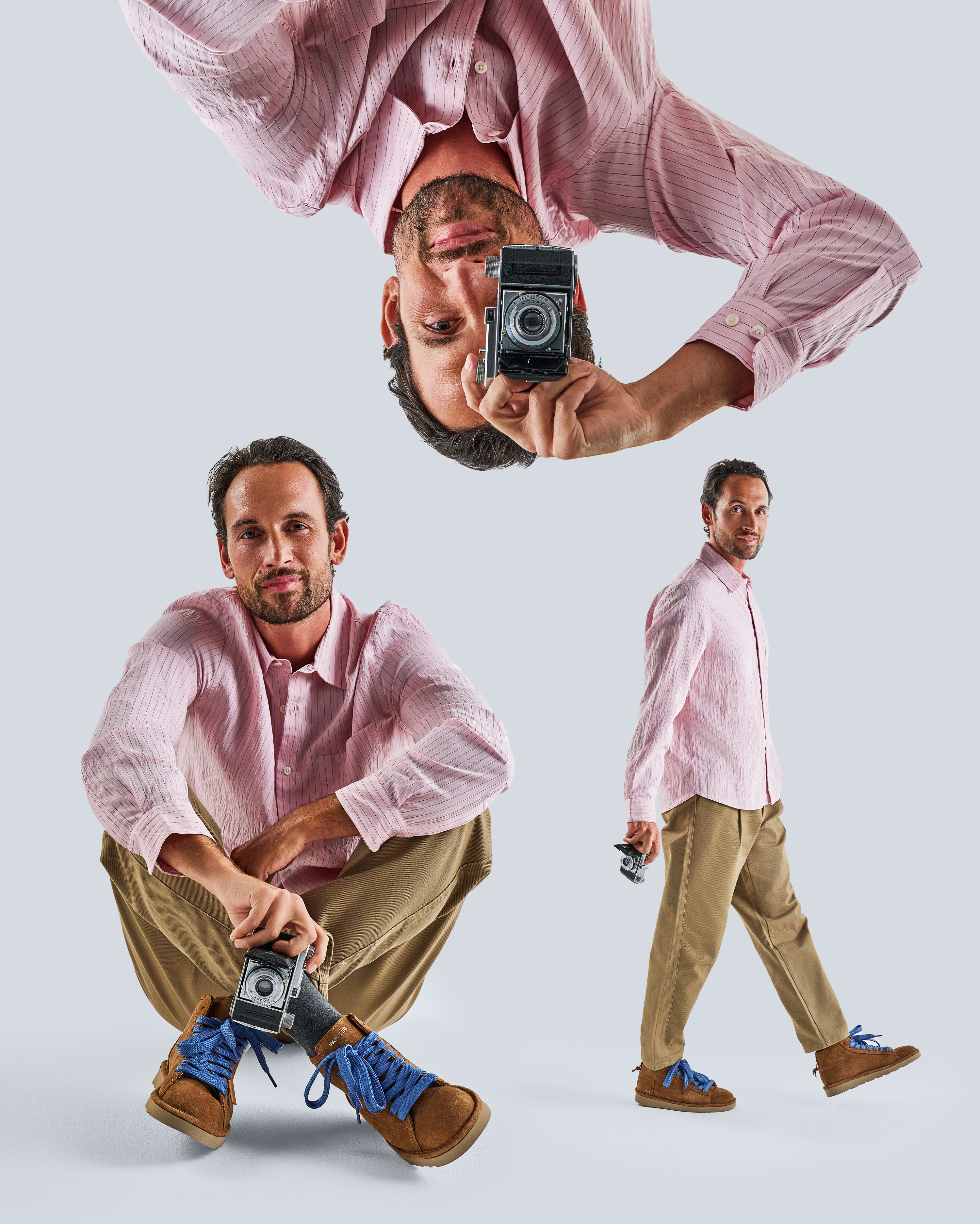 Collage di tre scatti di un uomo con una macchina fotografica analogica che indossa i polacchini Panchic in suede color cognac con lacci azzurri.