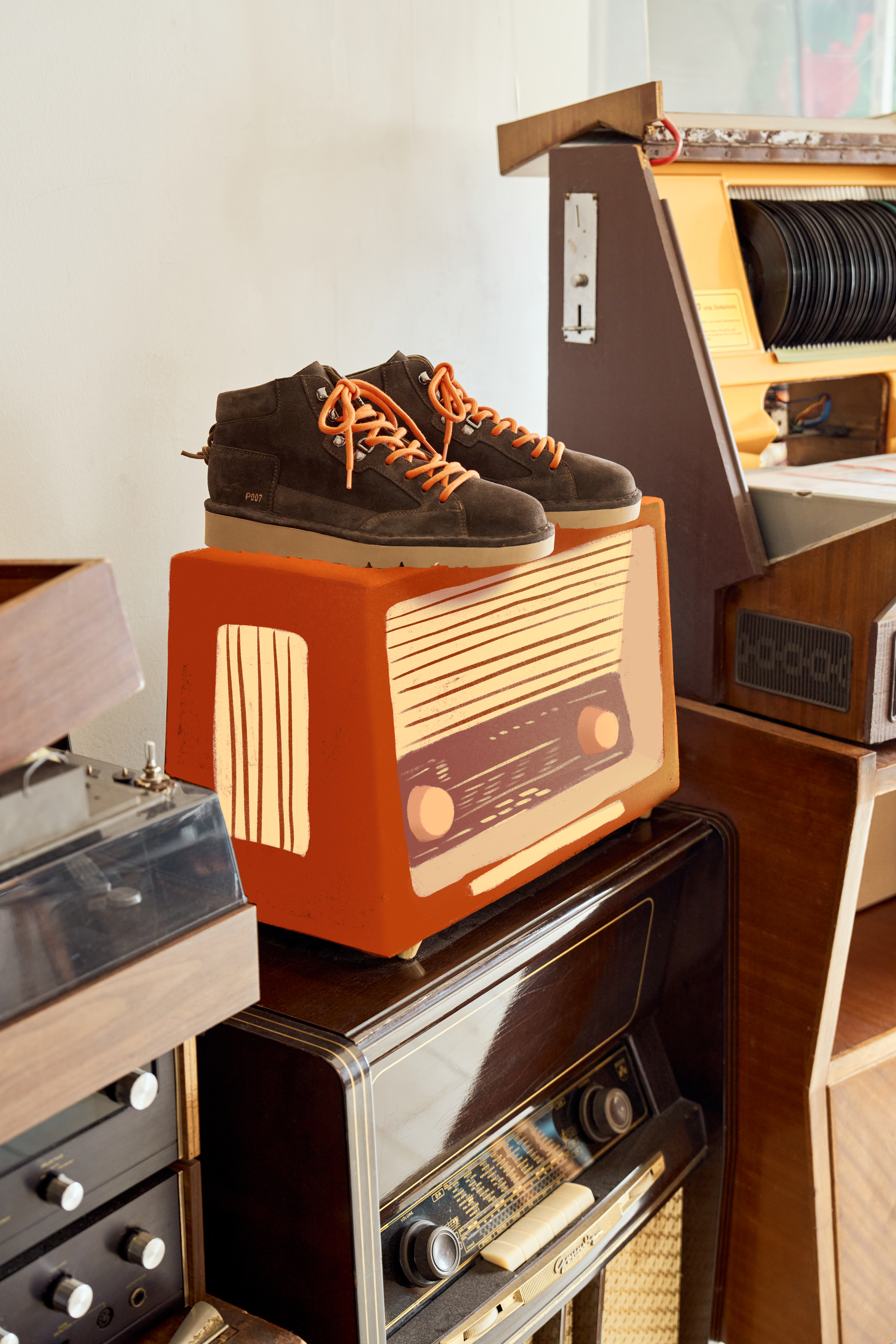I polacchini P007 color caffè sono appoggiati su una vecchia radio.